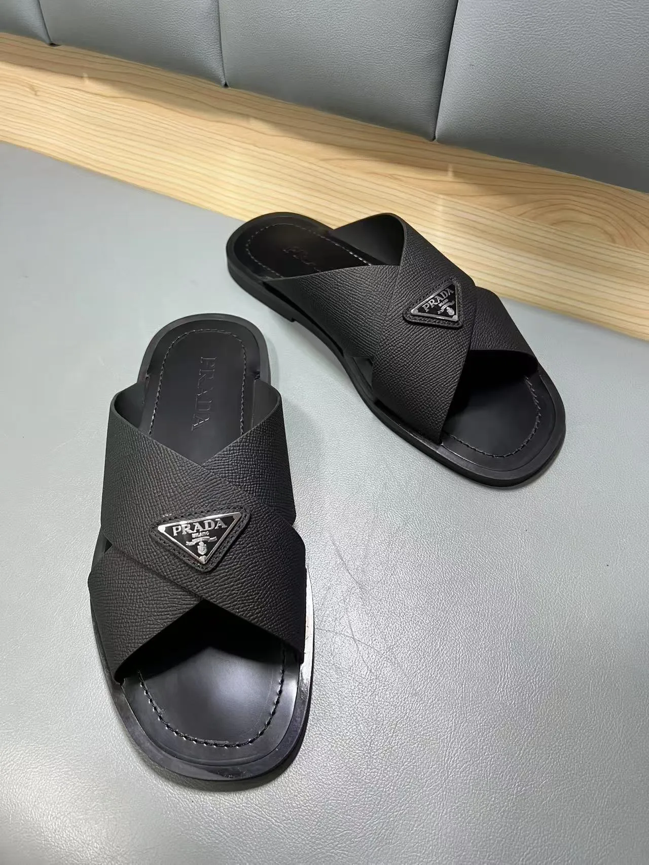 340💰PRADA Prada’s latest slippers are synchronized with the official website. This slipper is made of the brand’s unique and iconic Saffiano leather. The brand logo jumps out from the double straps, and the brand style is clearly visible. Cowhide gives men elegant charm and functional design, making it an ideal choice for vacation and leisure. Size:38-45